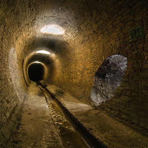 Sewer in Tagalog .
